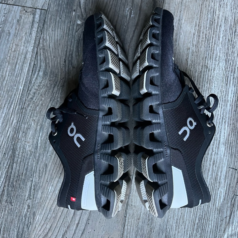 On Cloud Running Women’s Black Athletic Running Shoes - Picture 4 of 8